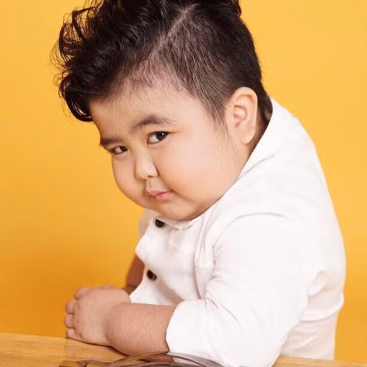 Tin Tin được mệnh danh là thần đồng tí hon và thường được gọi với biệt danh đáng yêu “cục ba rọi”. Cậu bé 5 tuổi sở hữu thân hình mũm mĩm, gương mặt khôi ngô nhưng cũng đầy vẻ hài hước.