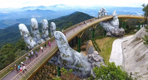  6. Cầu Vàng (Việt Nam): Kể từ khi được mở cửa hồi tháng 6, Cầu Vàng dài 150m của Việt Nam đã trở thành điểm thu hút du lịch lớn. Nằm trên một đỉnh núi gần thành phố Đà Nẵng, trong khuôn viên khu du lịch Bà Nà Hills, cây cầu đặc biệt này có thiết kế trông như thể nó được đỡ trong đôi bàn tay khổng lồ.