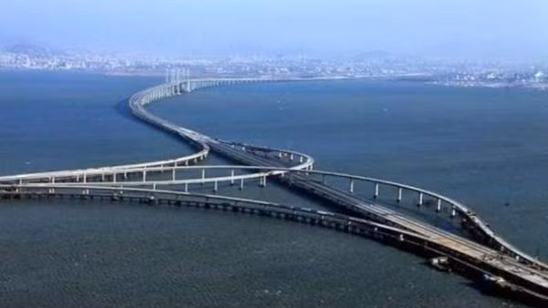  1. Cầu Đan Dương – Côn Sơn (Trung Quốc): Có tổng chiều dài 164,8km, Đan Dương – Côn Sơn hiện là cây cầu dài nhất thế giới. Khoảng 10.000 người đã tham gia xây dựng cây cầu này trong vòng chỉ 4 năm, với chi phí 8,5 tỷ USD. Cầu được khởi công xây dựng hồi năm 2006, hoàn thành vào năm 2010 và mở cửa vào năm 2011. Cấu trúc đáng kinh ngạc này nối Thượng Hải với Nam Kinh, thủ phủ tỉnh Giang Tô (Trung Quốc).