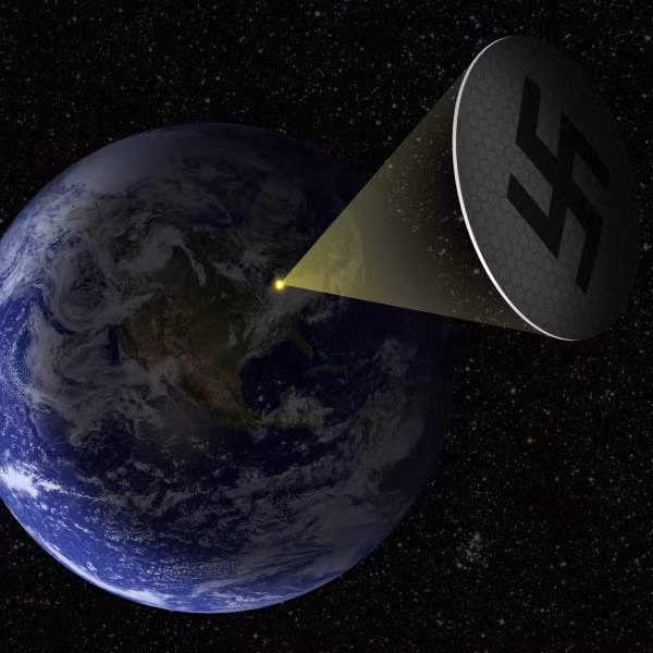 Nhà vật lý Đức Hermann Oberth đưa ra khái niệm về súng mặt trời năm 1929. Ông thiết kế một trạm vũ trụ với tấm gương cầu lõm đường kính 100 m. Nó được sử dụng để phản chiếu ánh sáng mặt trời hội tụ vào một điểm trên trái đất. Trong chiến tranh, các nhà khoa học quân sự Đức Quốc xã mở rộng học thuyết của Oberth nhằm tạo ra một khẩu súng mặt trời, đủ đun sôi đại dương hoặc thiêu rụi một thành phố. Tuy nhiên, dự án này chưa được thực hiện.