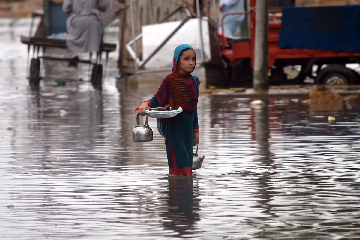 Trong số các thương vong liên quan đến mưa lớn kéo dài ở Pakistan, 31 người thiệt mạng ở Sindh, còn tỉnh Khyber Pakhtunkhwa ghi nhận 23 người tử vong, theo Cơ quan Quản lý Thảm họa Quốc gia Pakistan.