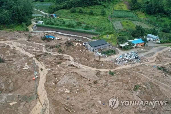Một ngôi làng ở Gokseong bị tàn phá trong trận sạt lở đất ngày 8/8.