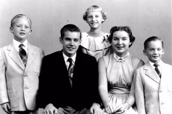 Tổng thống Trump sinh ngày 14/6/1946 tại quận Queens, thành phố New York. Ông là con thứ tư trong số năm người con của vợ chồng ông Fred Trump và bà Mary Trump. Ảnh: Donald Trump lúc nhỏ (ngoài cùng bên trái) chụp ảnh cùng gia đình. Ảnh: Time.