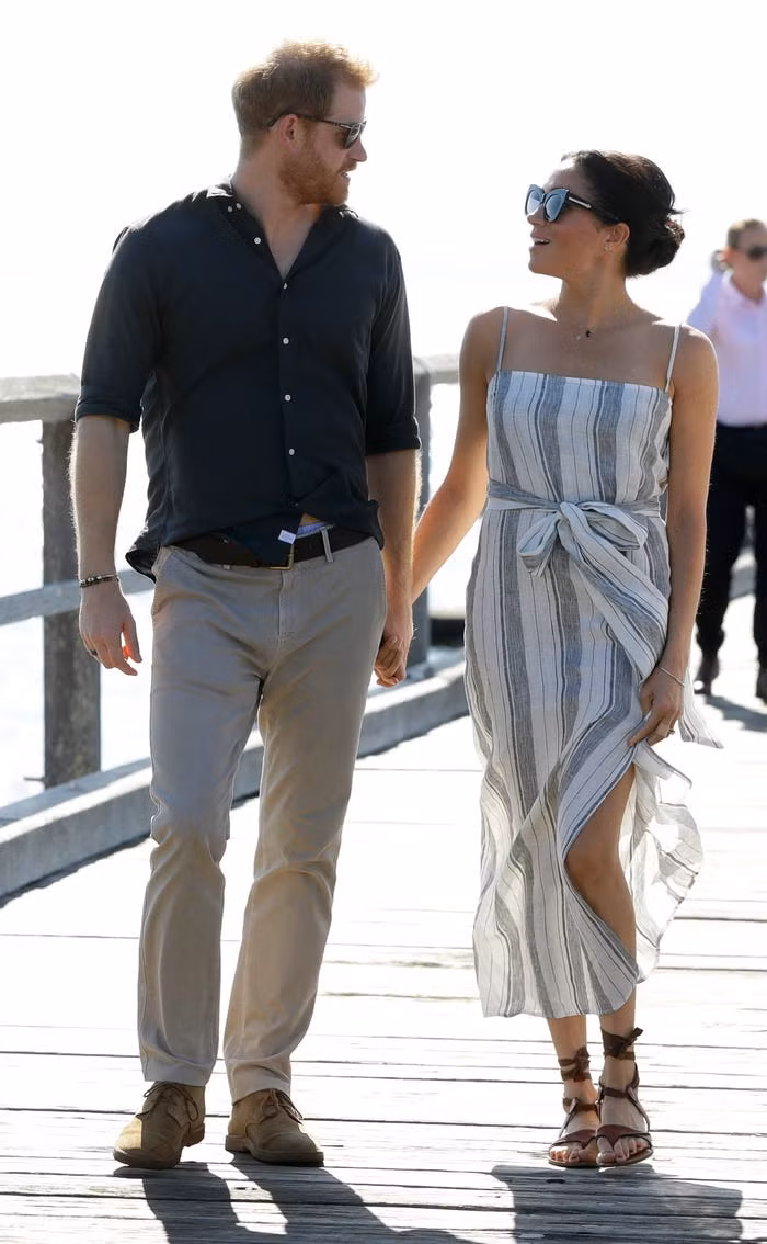 Tại đảo Fraser (Australia), Công nương Meghan Markle diện bộ trang phục chỉ có giá khoảng 218 USD.