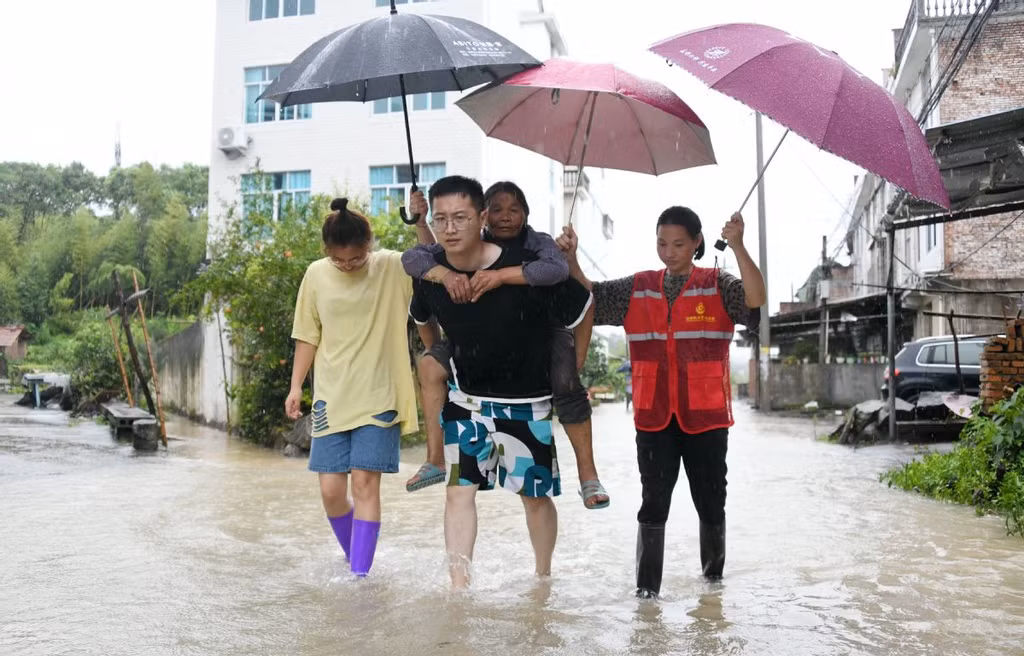 Nhiều hoạt động giao thông và xây dựng ở các tỉnh nằm trong vùng ảnh hưởng nặng nề nhất của bão Hagupit dừng hoạt động. Tàu thuyền được khuyến cáo trở về bờ hoặc neo đậu ở nơi an toàn. Ảnh: China Daily.
