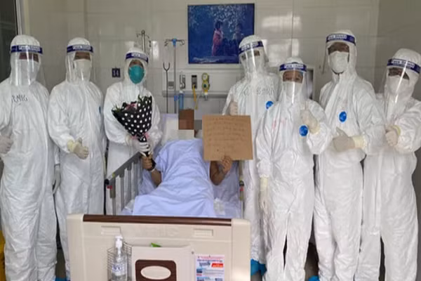 Một bệnh nhân COVID-19 nặng “không thua ca 91” được chữa trị khỏi bệnh ở Đà Nẵng Mot benh nhan COVID-19 nang “khong thua ca 91” duoc chua tri khoi benh o Da Nang