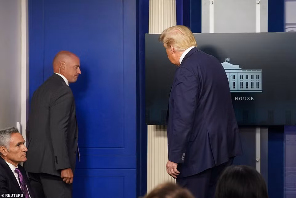 Tổng thống Trump sau đó được đưa tới phòng Bầu Dục của Nhà Trắng.