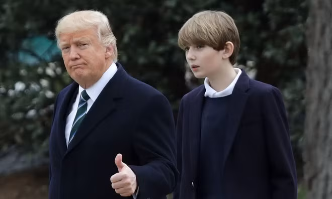 Donald Trump là tổng thống có nhiều vợ cũ nhất trong lịch sử nước Mỹ với 2 cuộc ly hôn ồn ào. Vì vậy, Barron sống trong đại gia đình có nhiều anh chị em cùng cha khác mẹ. Quý tử 13 tuổi có 2 anh trai (Donald Trump Jr., Eric Trump) và 2 chị gái (Ivanka Trump, Tiffany Trump). Cậu bé là người con duy nhất của Tổng thống Trump với Đệ nhất phu nhân Melania.