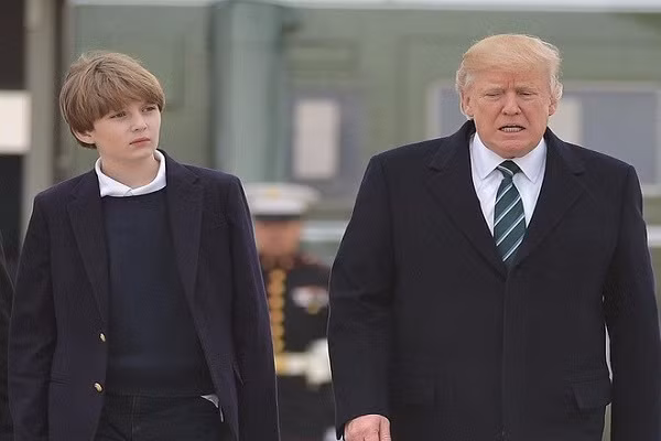 Sinh ra trong gia đình tài phiệt, có bố là tổng thống Mỹ, mẹ là cựu siêu mẫu nổi tiếng, Barron Trump (sinh năm 2006) lớn lên trong cuộc sống sung túc đáng mơ ước. Do vậy, 10X luôn là cái tên thu hút giới truyền thông và người hâm mộ không kém gì người cha quyền lực của mình.