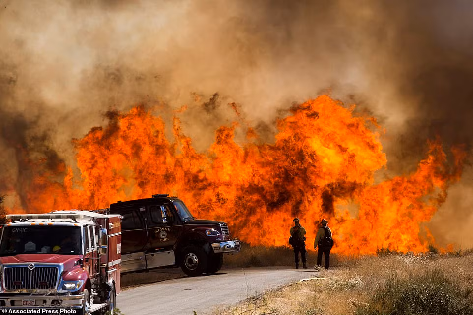 Hiện tại, 15 đám cháy lớn nhỏ đang diễn ra trên khắp bang California.
