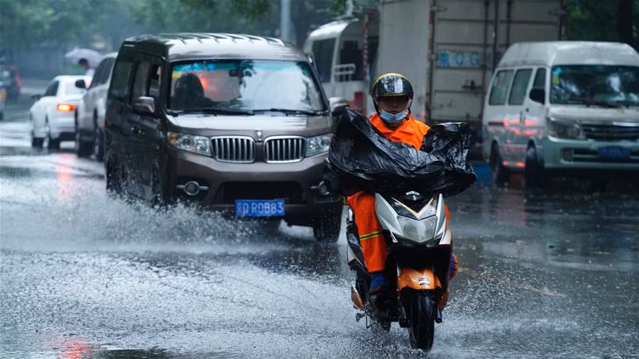Tính đến chiều ngày 12/8, tổng cộng 402 chuyến bay ở Bắc Kinh đã bị hủy và 105 tuyến xe buýt tạm ngừng hoạt động. Ảnh: THX.