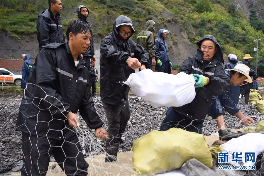 Huyện Chu Khúc đã nâng ứng phó lên cấp 1, mức cao nhất trong thang 4 cấp tại Trung Quốc. Thiên tai gợi nhớ ký ức về vụ lũ bùn nghiêm trọng xảy ra tại huyện này năm 2010 và khiến 1.471 người thiệt mạng, theo số liệu của Tân Hoa Xã. Ảnh: Tân Hoa Xã.