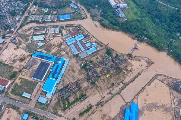 Người đứng đầu thị trấn Liao Yuangbing cho biết, gần 20.000 người dân trong thị trấn đã được sơ tán đến nơi an toàn. Lực lượng cứu hộ vẫn đang tìm kiếm những người có thể bị mắc kẹt ở vùng thấp.