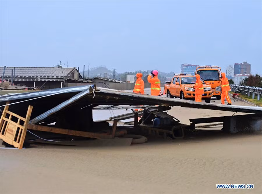 Hàng nghìn nhân viên cứu hộ đã được đặt trong tình trạng sẵn sàng.