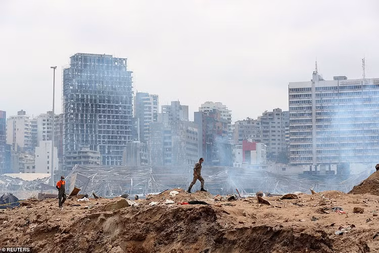 Người biểu tình tức giận với cách chính phủ ứng phó trước và sau vụ nổ Beirut. Họ kêu gọi một cuộc biểu tình phản đối chính phủ quy mô lớn hơn vào cuối tuần.