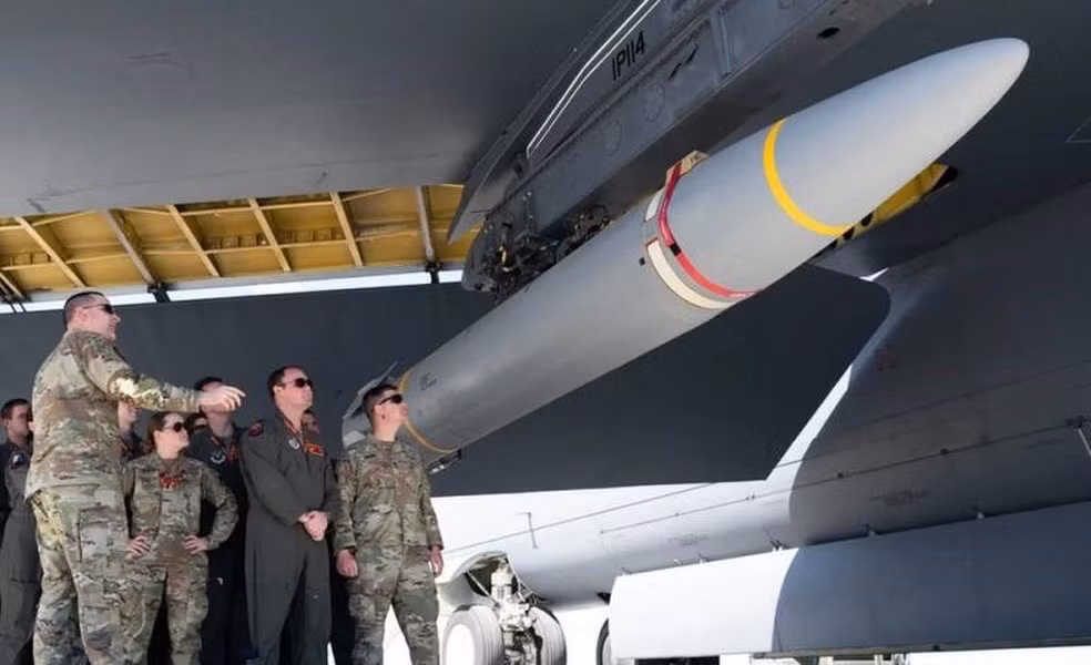 Một "pháo đài bay" B-52H Stratofortress của Mỹ trang bị tên lửa siêu thanh AGM-183A ARRW dưới cánh đã xuất hiện tại Căn cứ không quân Andersen trên đảo Guam ở giữa Thái Bình Dương và thu hút sự quan tâm sâu sắc.