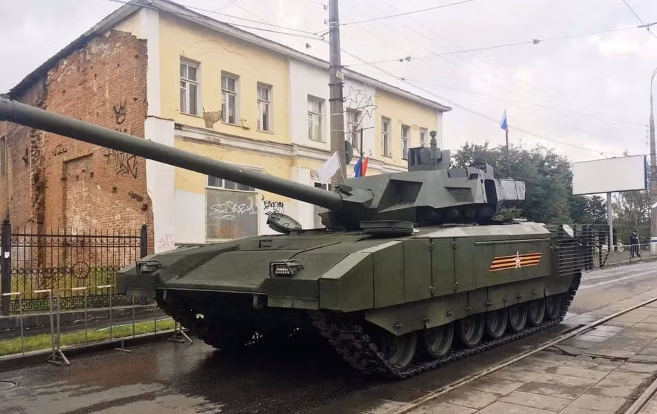 Sau đó Bộ trưởng Bộ Công Thương Liên bang Nga kiêm Phó Thủ tướng - ông Denis Manturov, chỉ định rằng việc sản xuất hàng loạt xe tăng T-14 sẽ phải bắt đầu vào năm 2022.