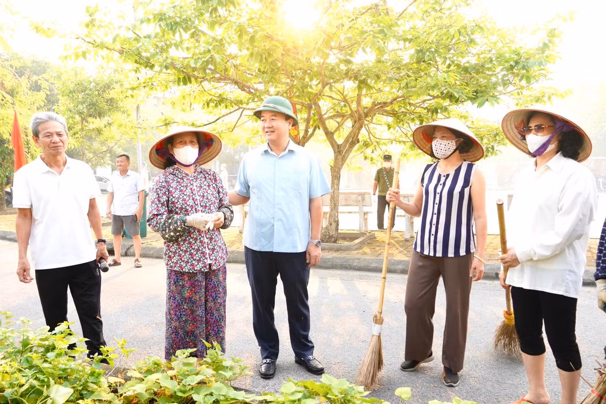 Chủ tịch UBND Thành phố Hải Dương Nguyễn Văn Kiên kiểm tra, chỉ đạo tổng vệ sinh môi trường tại khu vực sân thể thao phố Tạ Quang Bửu, phường Bình Hàn, TP Hải Dương.
