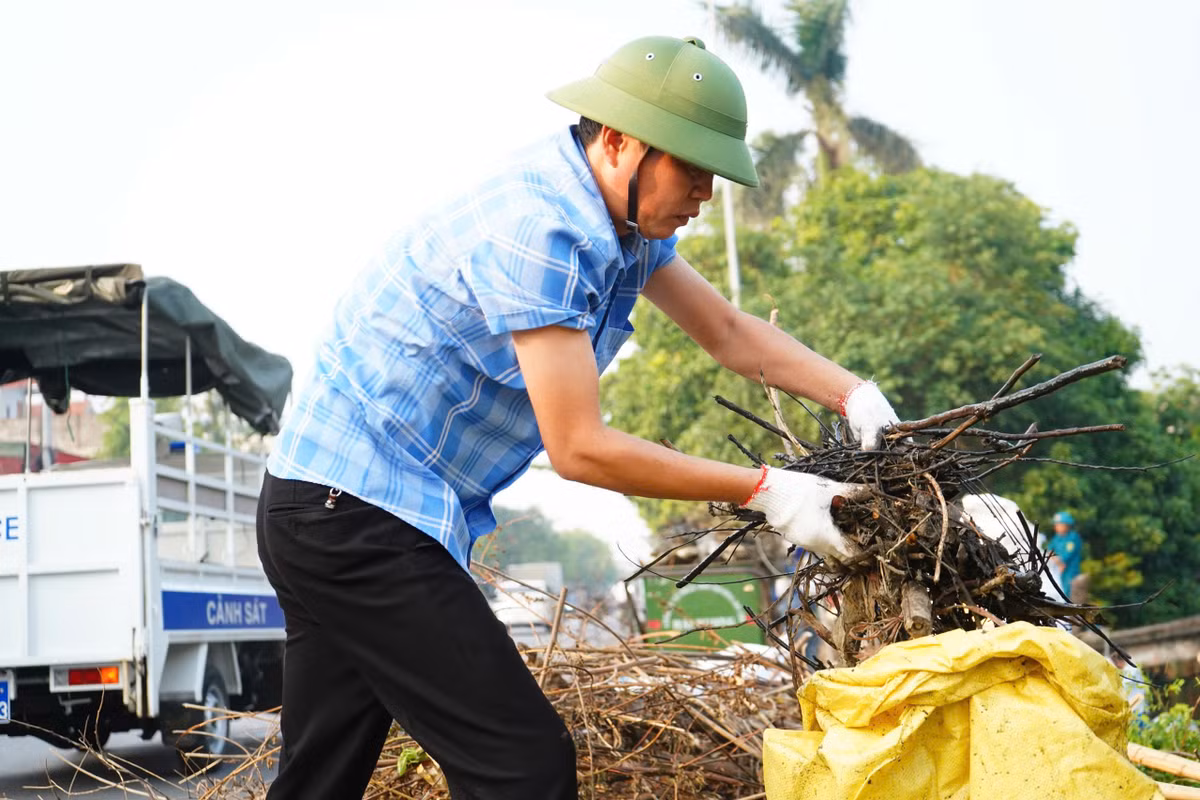 Ông Nguyễn Hữu Phúc, Phó Chủ tịch TP Hải Dương dọn những cành củi khô được vớt lên dưới lòng kênh.