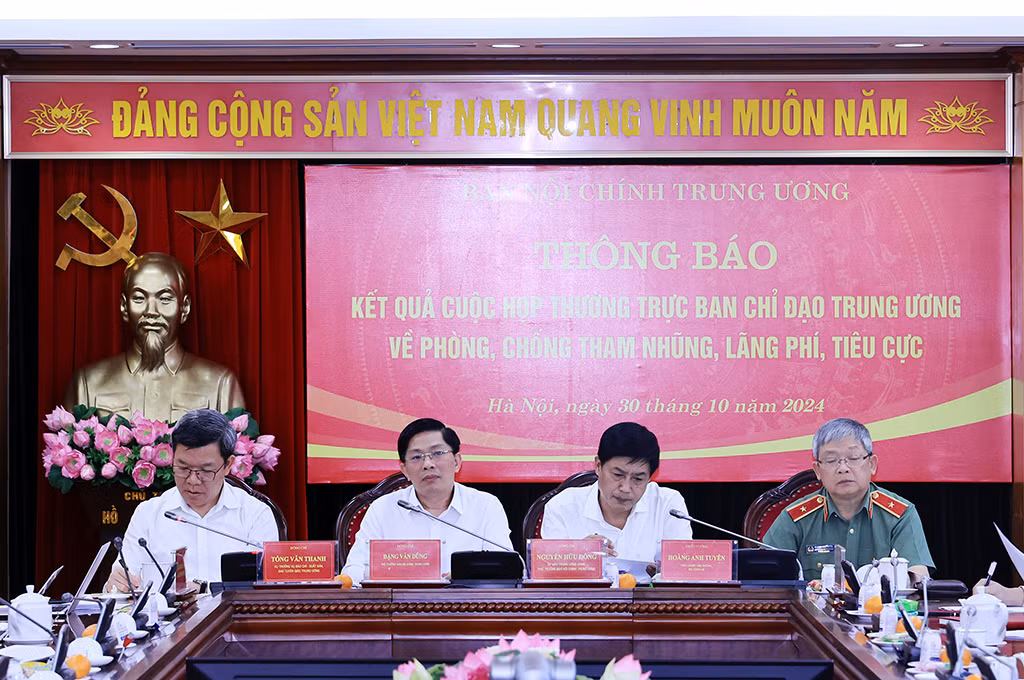 9 nguoi lien quan tham nhung tron ra nuoc ngoai da bi bat