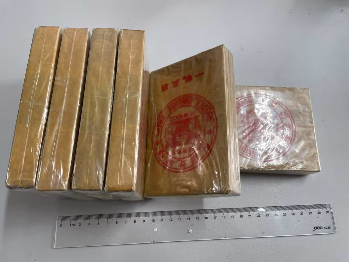 Hải Dương: Khởi tố kẻ lợi dụng xe khách vận chuyển 6 bánh heroin - Hình 2 Hai Duong: Khoi to ke loi dung xe khach van chuyen 6 banh heroin-Hinh-2
