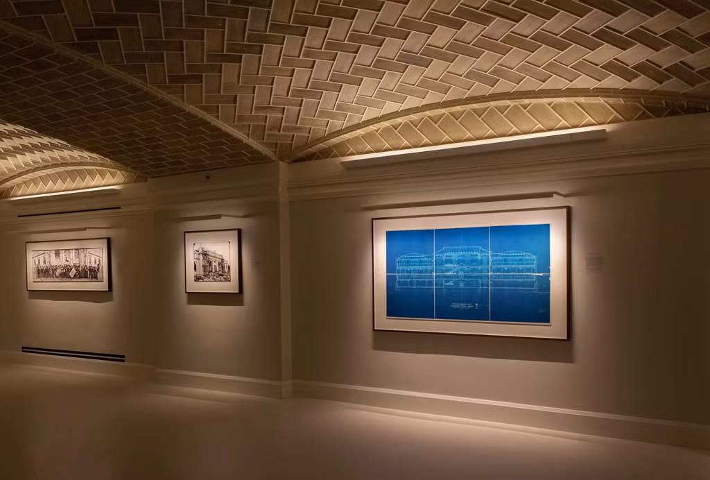 Trong tầng hầm, bên cạnh Carnegie Gallery với hầm triển lãm ốp gạch Guastavino tân trang là khu vực Apple Boardroom, một không gian riêng tư cho các cuộc họp của những nhà sáng tạo và đối tác của Apple.