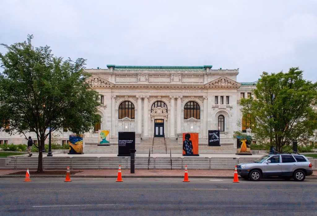 Tòa nhà được thiết kế theo phong cách Beaux-Arts từng là Thư viện công cộng trung tâm Washington từ năm 1903. Tuy nhiên, cách đây vài năm nó đã xuống cấp nặng và không thể sử dụng đầy đủ các chức năng. Apple tài trợ kinh phí để cải tạo, nâng cấp công trình và được sử dụng một trong 3 tầng làm cửa hàng bán lẻ.