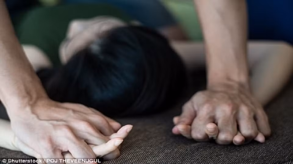 Di xe may cung chong, bi 5 nguoi chan lai bat di ham hiep