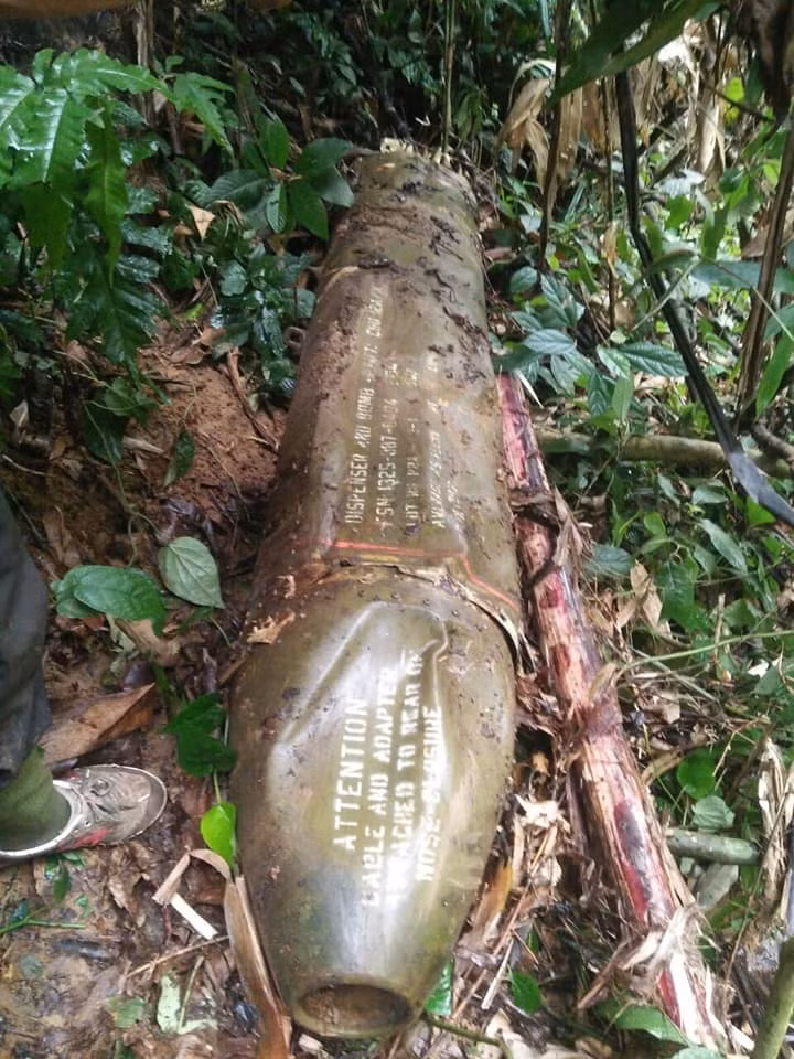 Di nhat cui, nguoi dan phat hien qua bom “khung” gan 2m