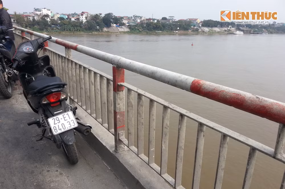 Nam thanh nien nhay cau tu tu tren cau Chuong Duong-Hinh-3