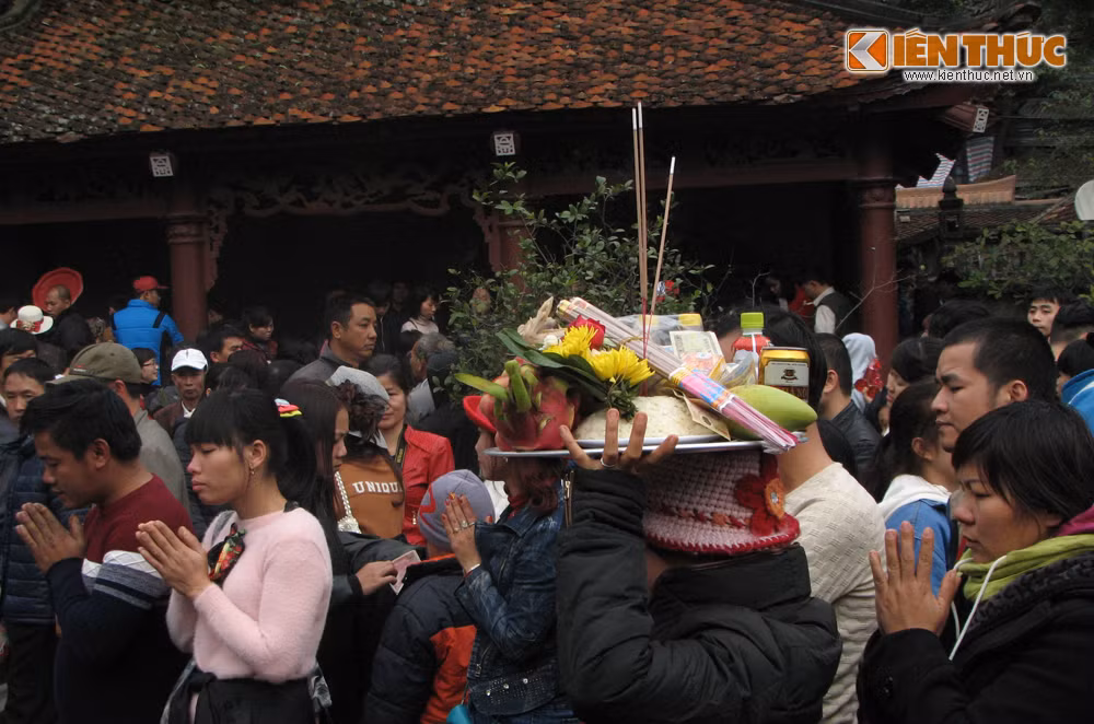 Cảnh tượng tấp nập thường thấy trong mỗi dịp trẩy hội chùa Hương.