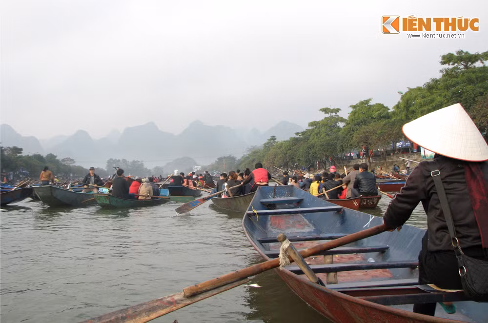 Theo thông tin từ BTC, tính đến 17h chiều hôm nay, đã có 39.000 lượt khách tham gia trẩy hội chùa Hương.
