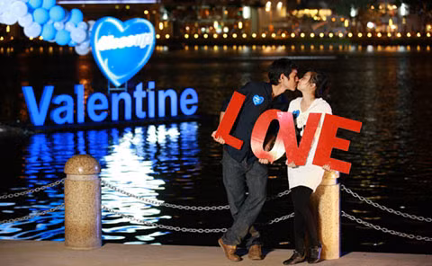 Chính vì vậy, một số cặp đôi ở các vùng lân cận thủ đô đã không ngại cùng người yêu vào trung tâm Hà Nội đêm Valentine, đến các địa điểm nổi tiếng để được ở bên nhau, cố gắng tạo nên một buổi hẹn hò lãng mạn.