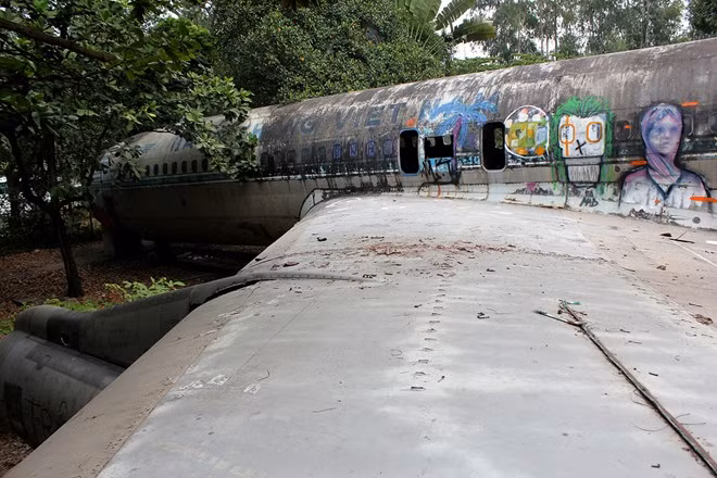 Đây là chiếc Boeing 707, sản xuất năm 1957, là dòng máy bay phản lực chở khách đầu tiên của Mỹ, lớn nhất thời điểm đó, với sức chở được 181 hành khách, tốc độ 966km/h, đường bay tối đa lên tới 4.828km. Chiếc máy bay chuyên dụng đầu tiên dành cho Tổng thống Mỹ chính là một phiên bản của Boeing 707, và vị Tổng thống Mỹ đầu tiên sử dụng là John Kennedy. Đây cũng là chiếc máy bay Boeing đầu tiên của Việt Nam.