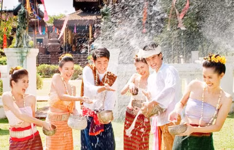 Ngoài công việc dọn dẹp nhà cửa, làm lễ tắm Phật tại các ngôi chùa, giới trẻ Thái Lan, Lào, Myanmar... còn rất mong chờ, thích thú với lễ hội té nước.