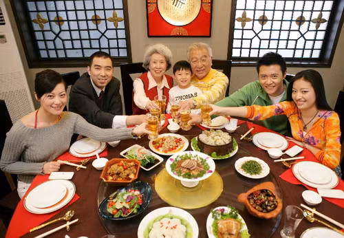 Giới trẻ Trung Quốc cũng coi ngày Tết Âm lịch là dịp tuyệt vời để dành thời gian cho gia đình. Các bạn trẻ trở về nhà, cùng ông bà, bố mẹ, anh chị em đoàn tụ bên mâm cơm, ăn uống và trò chuyện vui vẻ.