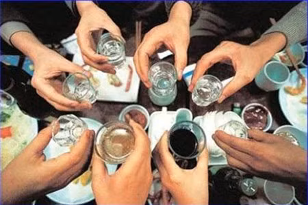 3. Nhậu nhẹt. Đây gần như là "công việc" không thể thiếu trong dịp Tết Nguyên Đán. Các bạn trẻ có thể tụ tập nhau ăn uống, liên hoan đầu năm vui vẻ, lành mạnh... nhưng những bữa tiệc này có thể bị biến tướng thành những buổi nhậu sát phạt là điều rất dễ xảy ra.