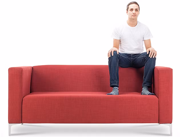 Theo nhân tướng học, nam giới mà ngồi ngoài mép ghế là người yếu đuối. Họ luôn tìm cách chạy trốn trước mọi khó khăn.