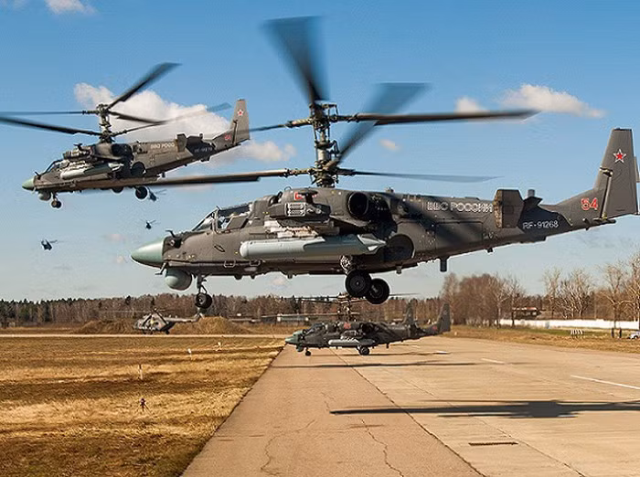 Hệ thống điện tử hàng không của Ka-52 rất tinh vi, cho phép phát hiện mục tiêu từ rất xa với độ chính xác cao, đặc biệt phiên bản hải quân Ka-52K Katran còn được tích hợp radar mảng pha quét chủ động Zhuk-A có tầm quét xa lên tới 200 km.