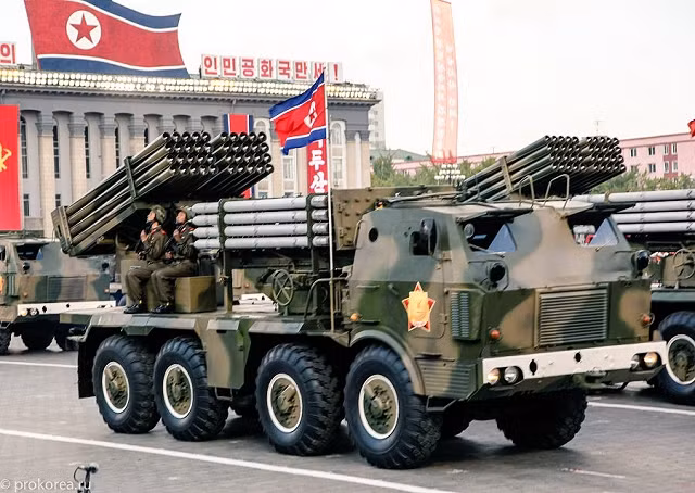 Một trong 3 loại pháo phản lực mới nhất được Triều Tiên giới thiệu lần đầu trong cuộc duyệt binh ngày 15/4 - pháo phản lực phóng loạt 122mm 40 nòng nhìn trông rất giống pháo RM-70 của Cộng hòa Czech. Ưu điểm của mẫu pháo này là cho khả năng nạp đạn sau loạt bắn đầu rất nhanh, thay vì nạp từng quả một, qua đó duy trì lâu hơn trận pháo kích liên tục. Nguồn ảnh: Army Recognition