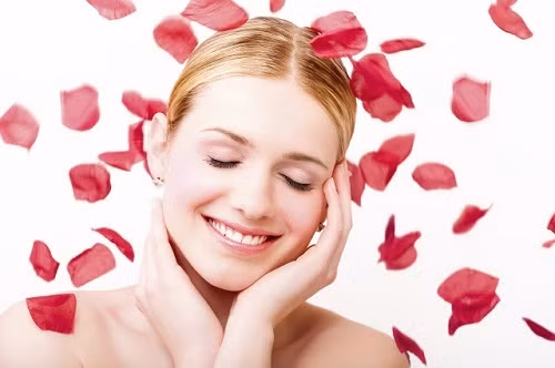  Làm mờ vết thâm và thu nhỏ lỗ chân lông bằng cách lấy sữa tươi, bột nghệ và cánh hoa hồng đã nghiền nát rồi trộn với nhau làm mặt nạ dưỡng da, sử dụng hàng ngày.