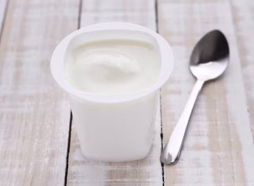 Quên ăn sữa chua cũng là một thói quen làm tăng nguy cơ nhiễm cúm. Các nhà nghiên cứu tin rằng probiotic trong sữa chua có thể có tiềm năng chống cúm.