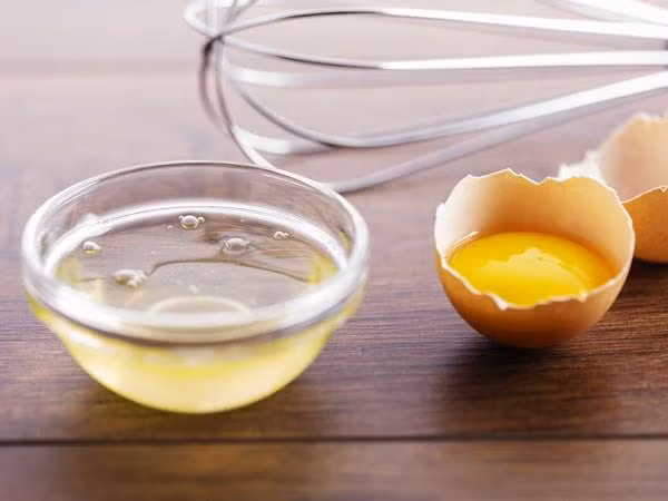Trong trứng còn chứa rất nhiều vitamin A và khoáng chất cần thiết cho da. Trong trứng còn chứa rất nhiều vitamin A và khoáng chất cần thiết cho da.