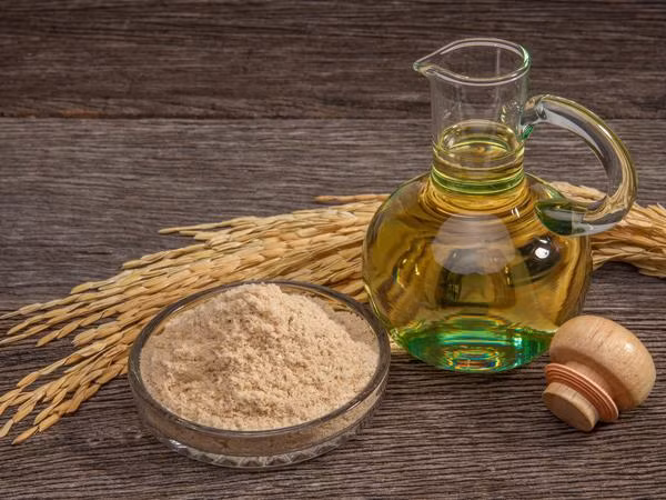 Dầu dừa và bột cám gạo là sự kết hợp tuyệt vời để tạm biệt mụn cám. Dầu dừa và bột cám gạo là sự kết hợp tuyệt vời để tạm biệt mụn cám.