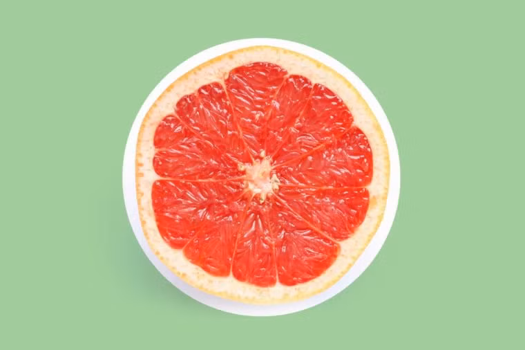Cam: Hàm lượng vitamin C có trong cam có thể giúp xoa dịu đi những cơn đau liên quan đến táo bón.