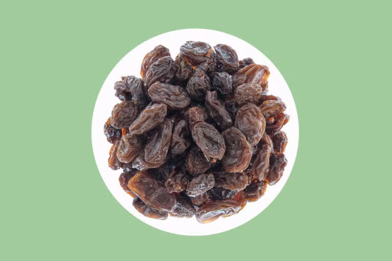 Nho khô rất giàu chất xơ giúp làm mềm phân.