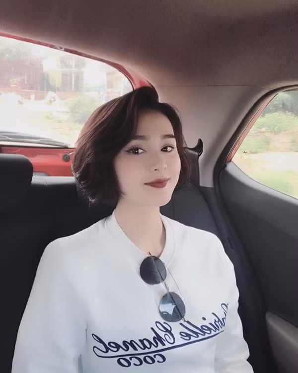Hiền Hồ với vẻ ngoài xinh đẹp như búp bê. Hiền Hồ với vẻ ngoài xinh đẹp như búp bê.