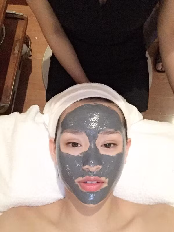 Đắp mặt nạ đất sét để làn da sáng hơn. Đắp mặt nạ đất sét để làn da sáng hơn.