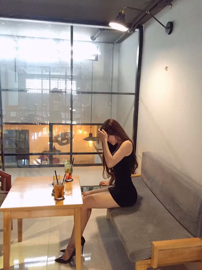 Chiếc váy đen bó sát giúp Yến Xuân kheo lên các đường cong gợi cảm.