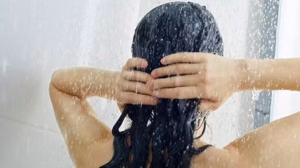 Gội đầu bằng nước mát giúp giữ ẩm cho tóc và giữ lại bã nhờn tự nhiên của tóc. Điều này sẽ làm cho mái tóc của bạn mịn màng và sáng bóng.